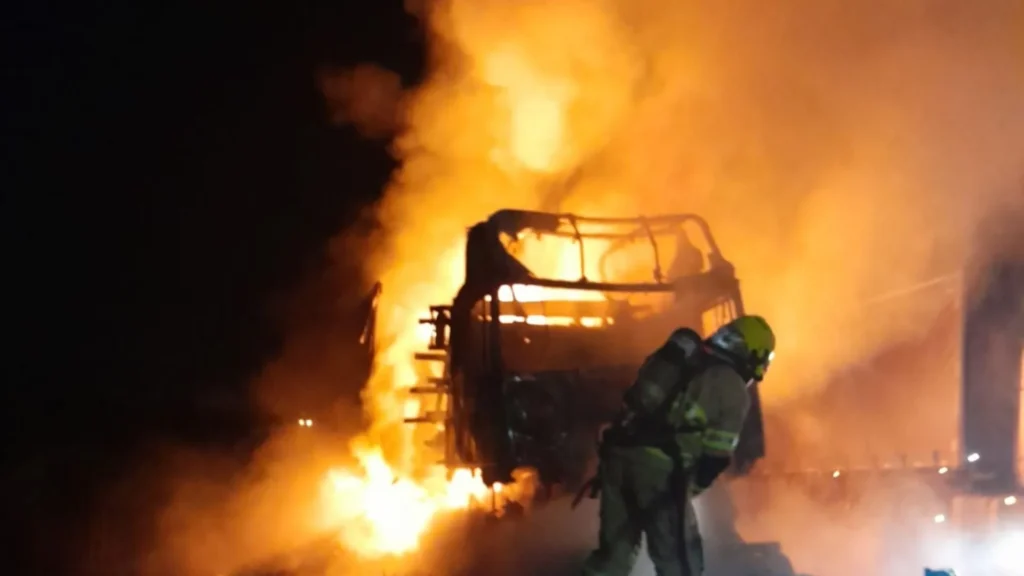Incêndio destrói cabine e parte da carga de carreta com embutidos em Água Doce
