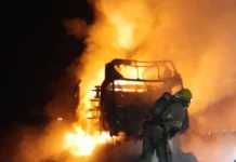 Incêndio destrói cabine e parte da carga de carreta com embutidos em Água Doce