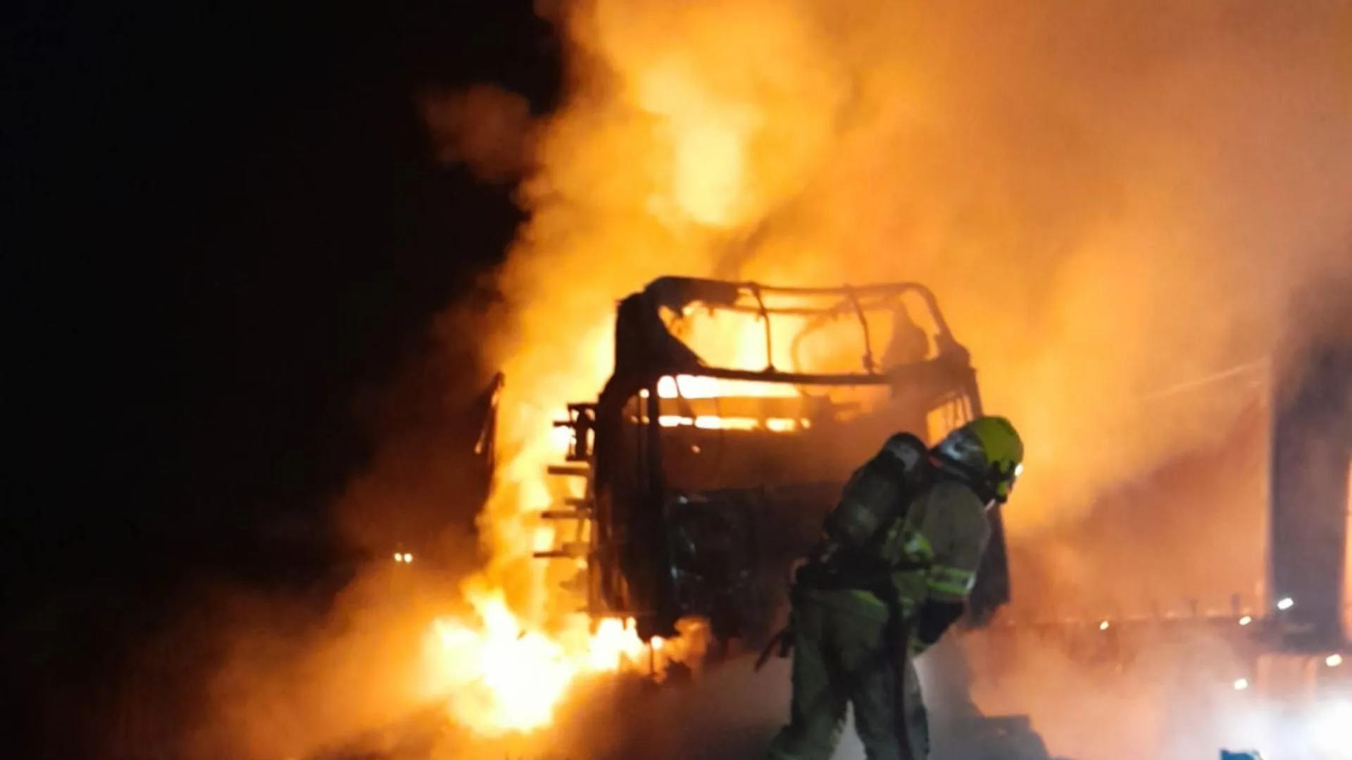 Incêndio destrói cabine e parte da carga de carreta com embutidos em Água Doce