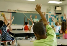 Governo de SC paga até R$ 3 mil a professores que não faltarem às aulas