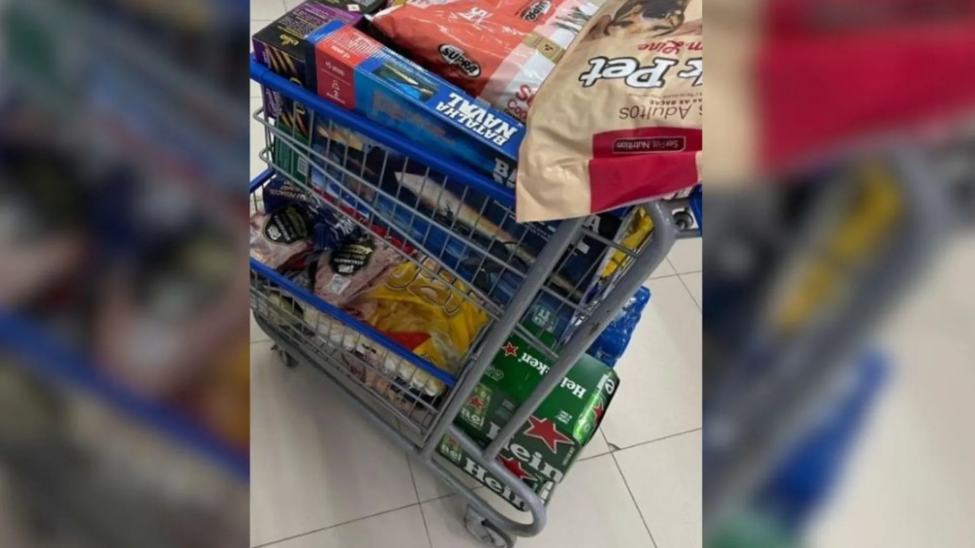 Homem enche carrinho e tenta sair sem pagar em mercado de SC