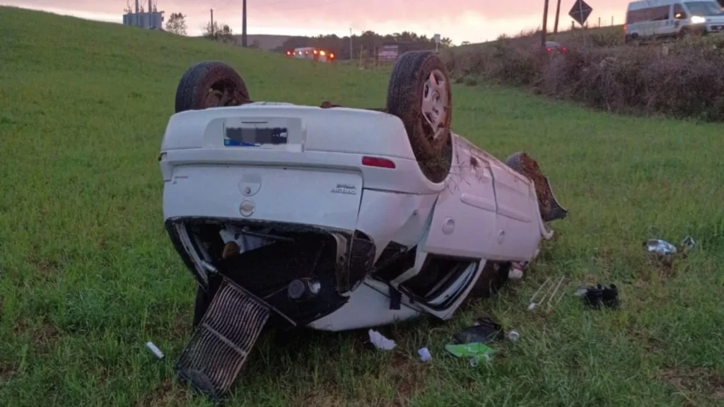 Sem cinto, motorista é arremessado dentro do carro após capotamento em SC