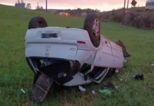 Sem cinto, motorista é arremessado dentro do carro após capotamento em SC