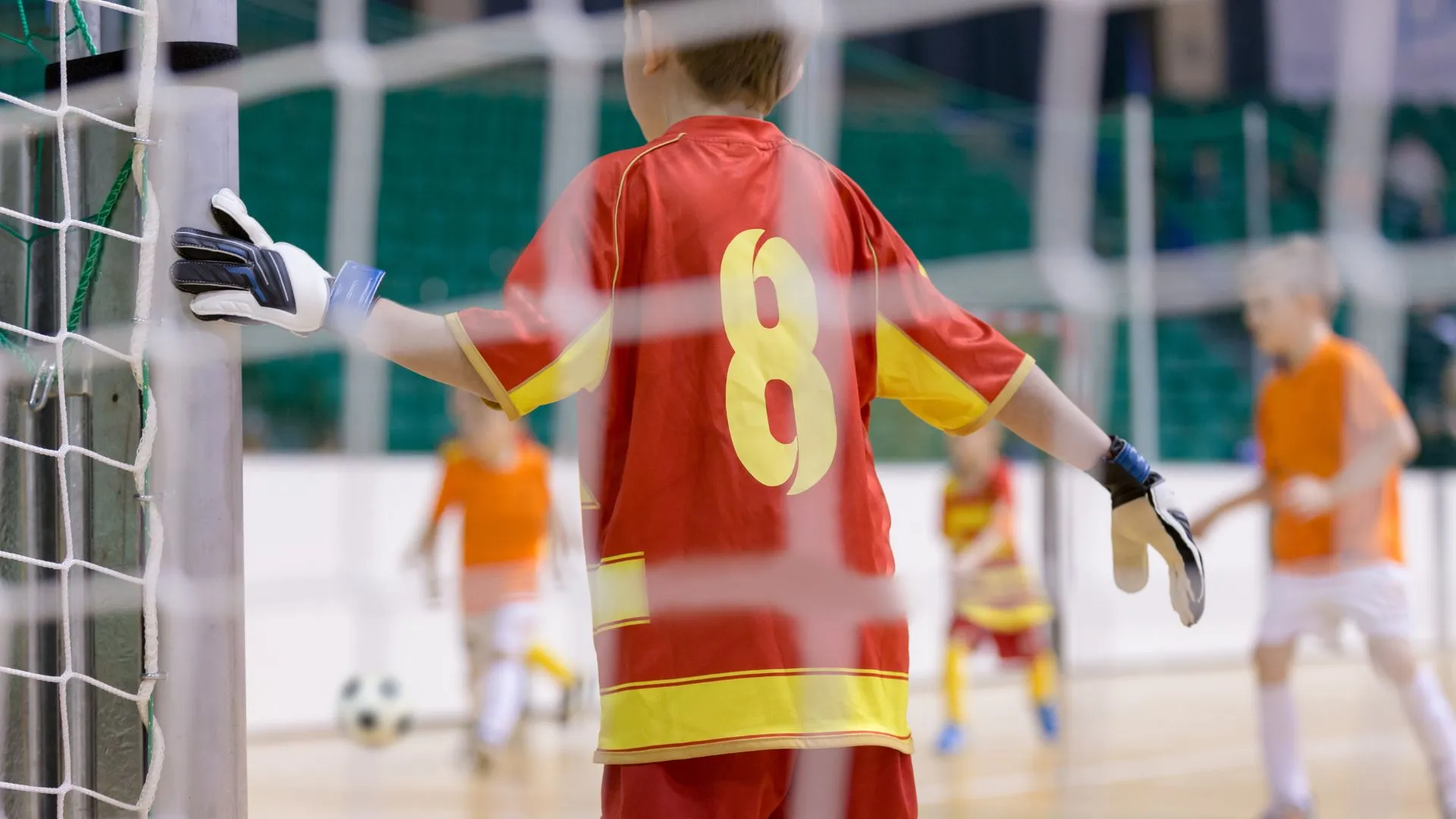 Criança é atingida por trave de futsal em SC e segue internada na UTI