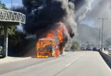 Grave acidente entre moto e ônibus deixa um morto e causa incêndio em Florianópolis