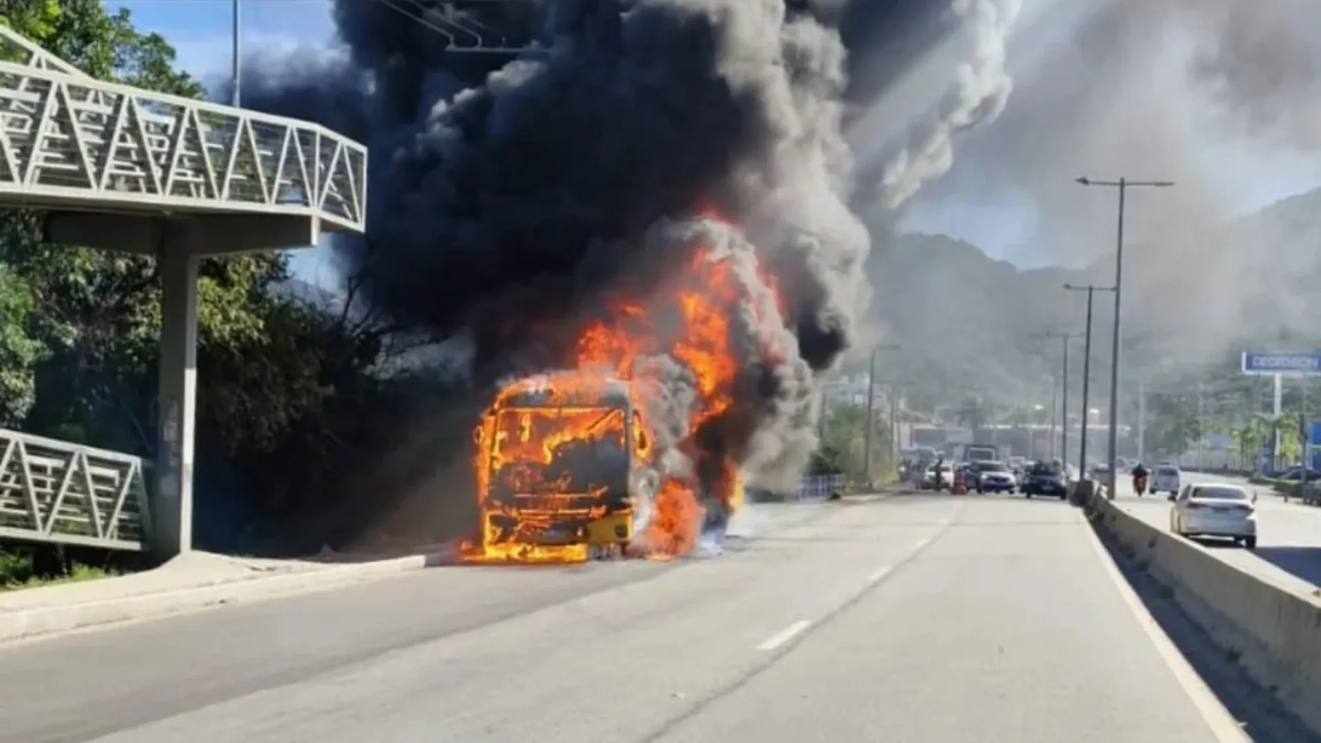 Grave acidente entre moto e ônibus deixa um morto e causa incêndio em Florianópolis