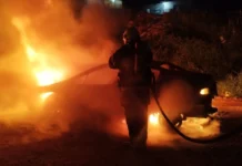 Veículo abandonado na BR-470 é consumido por fogo