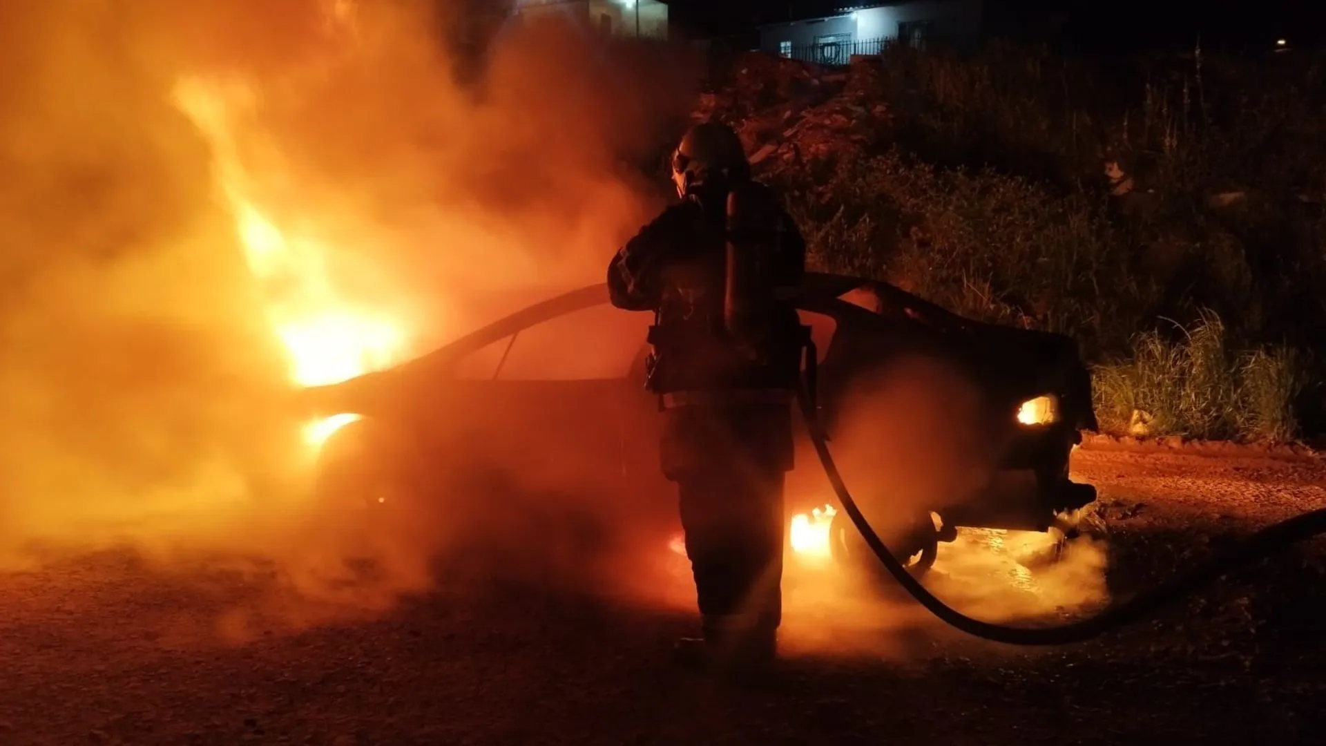 Veículo abandonado na BR-470 é consumido por fogo