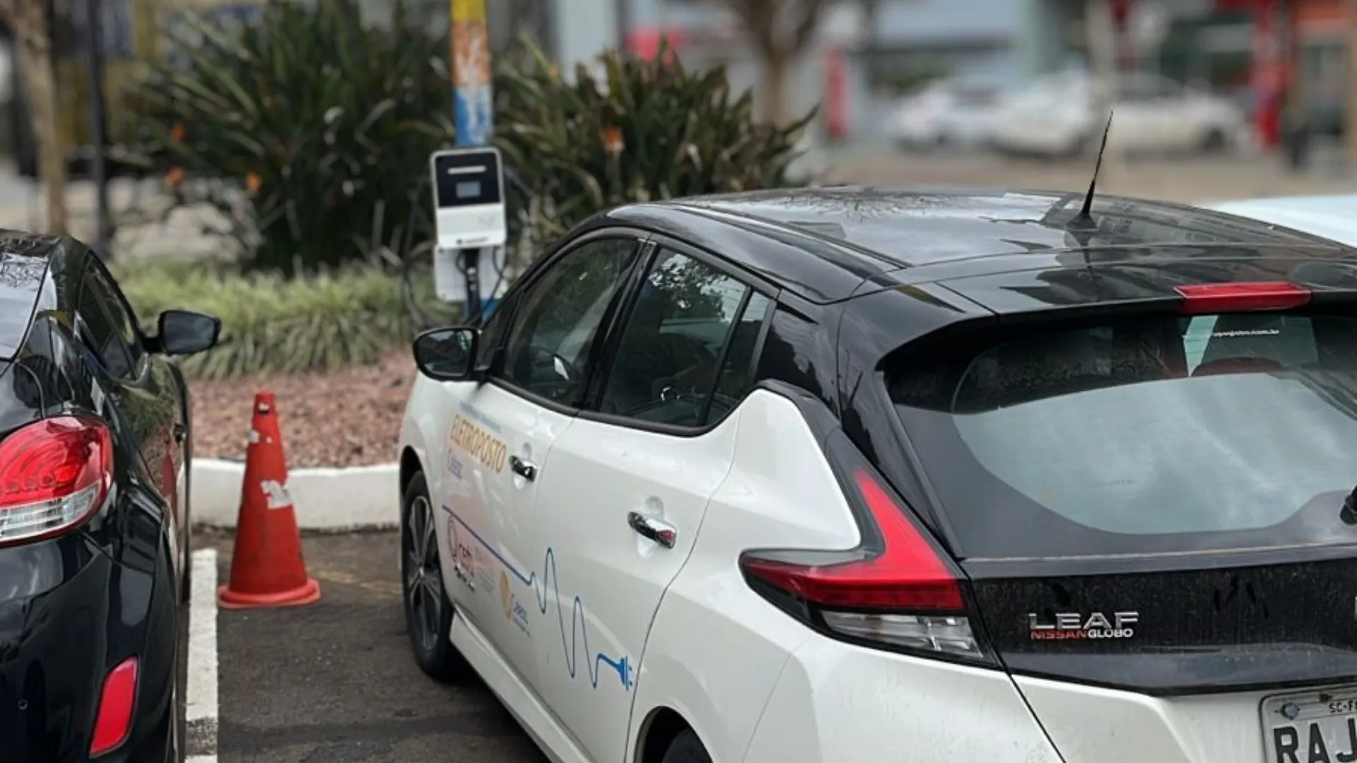 Novo eletroposto da Celesc é instalado em Videira para recarga de veículos elétricos