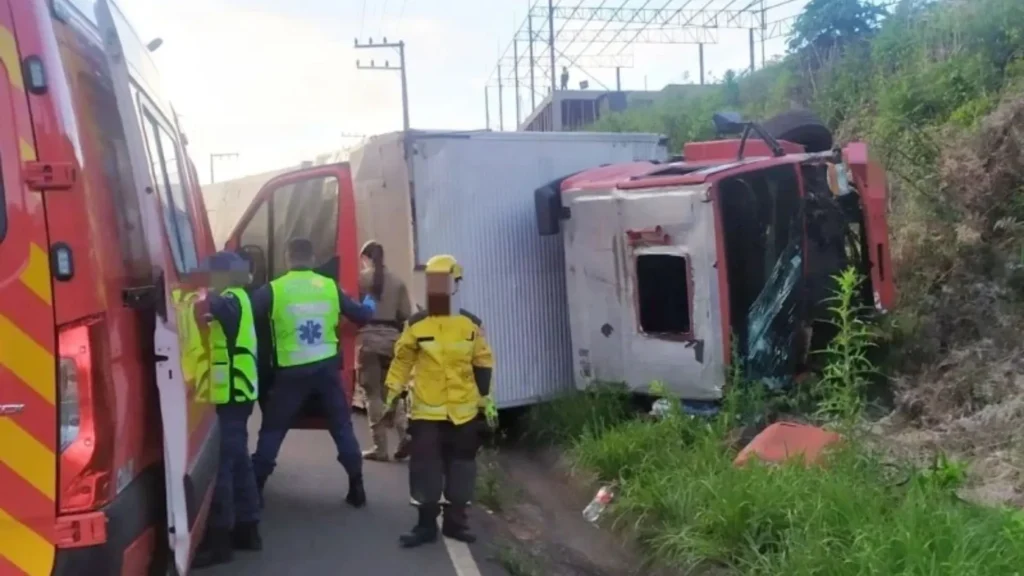 Caminhão perde freios e tomba no Meio-Oeste de SC, deixando dois feridos