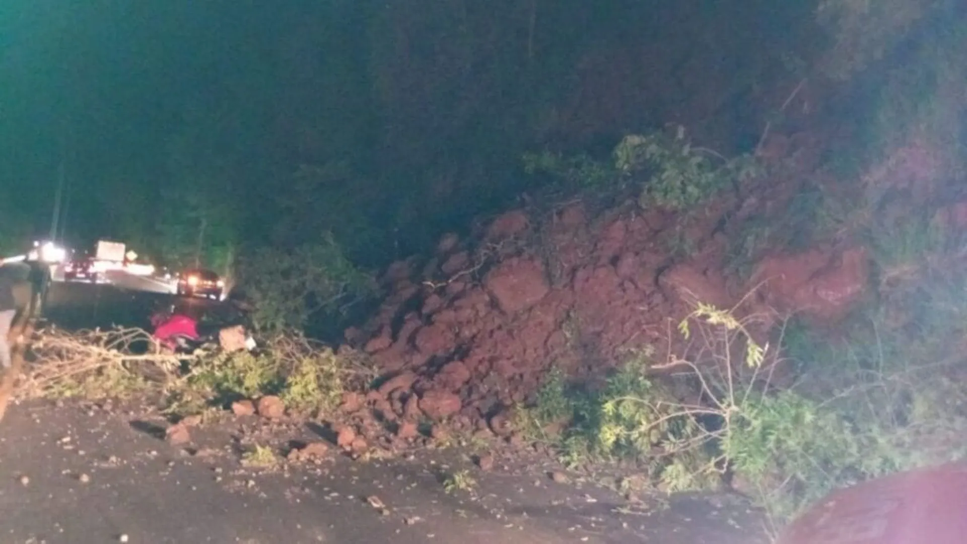 Motoqueiro fica ferido ao ser atingido por deslizamento de terra na BR-282