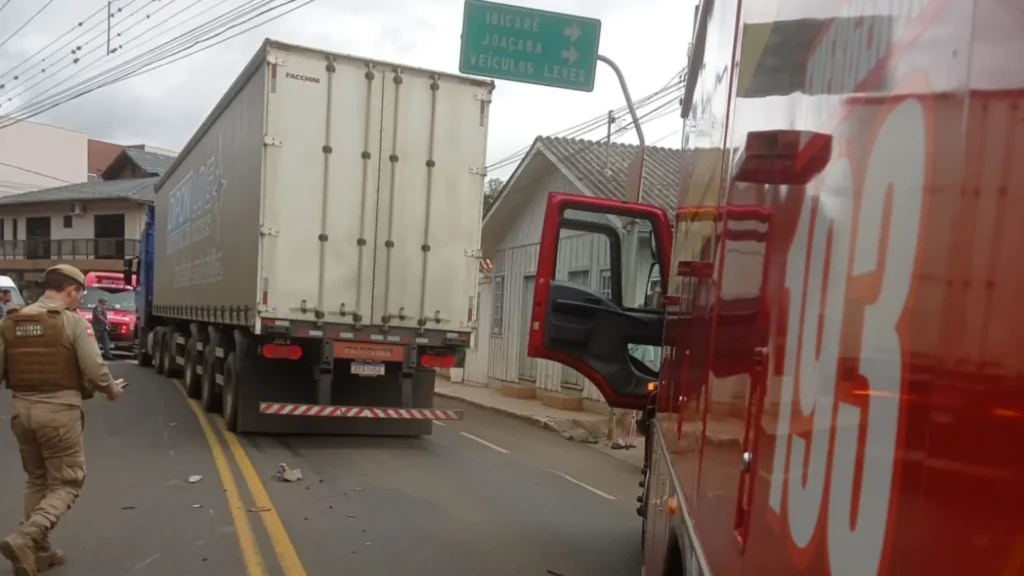 Homem fica ferido após colisão moto x caminhão em Tangará