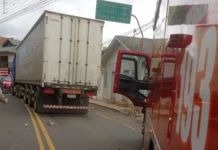 Homem fica ferido após colisão moto x caminhão em Tangará