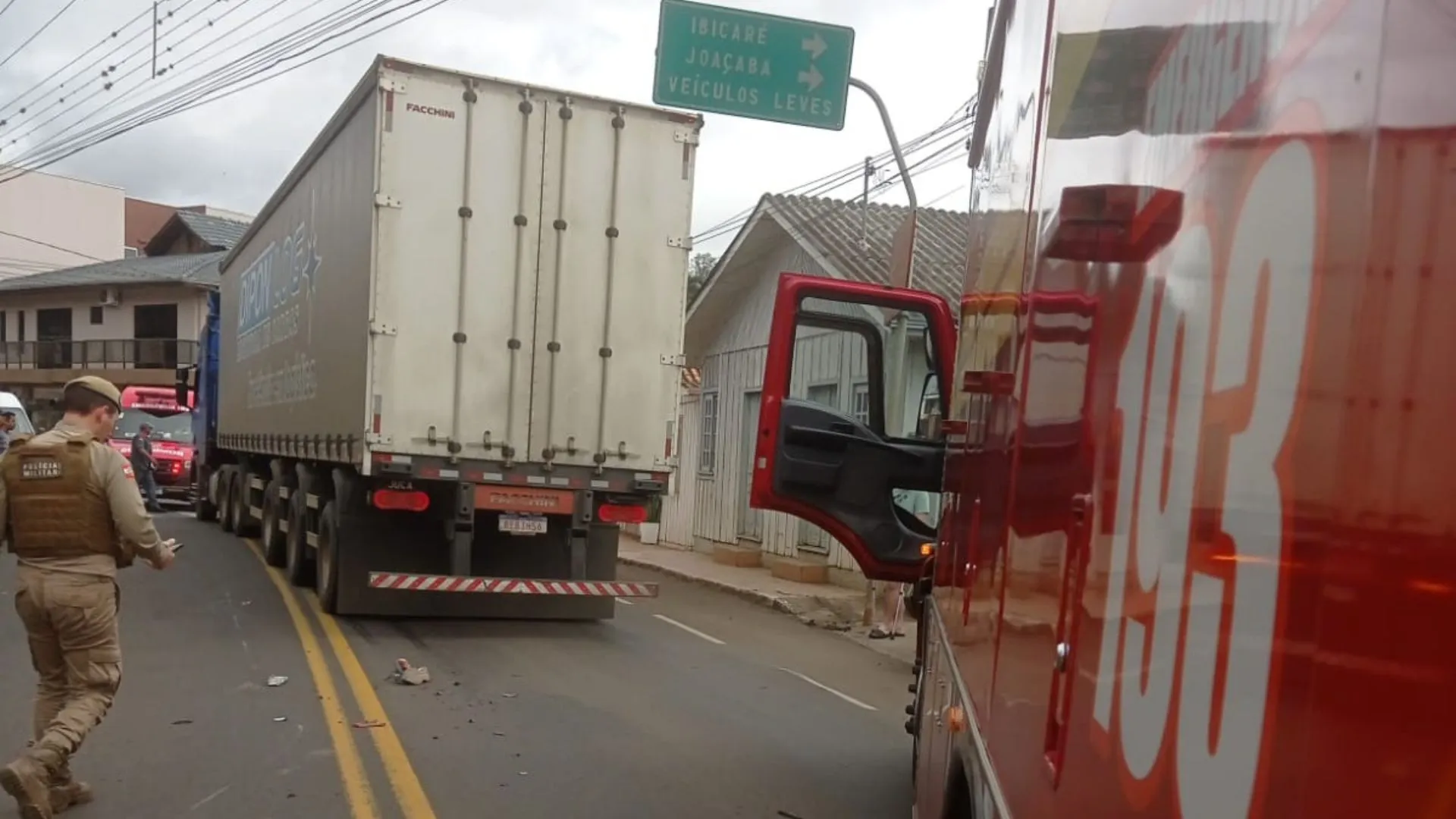 Homem fica ferido após colisão moto x caminhão em Tangará