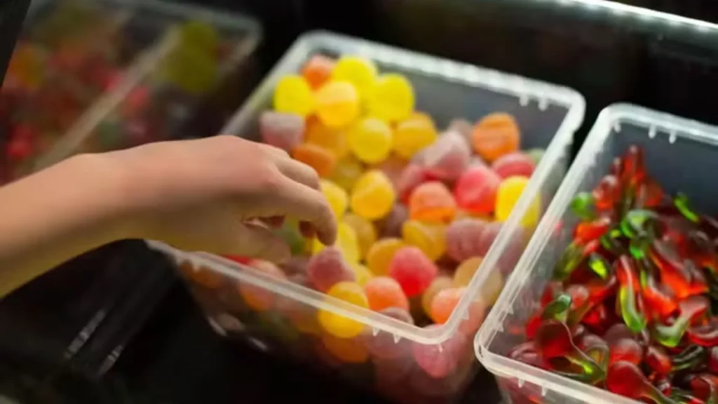 Menino de 9 anos vai para UTI após comer bala dada por estranho em shopping