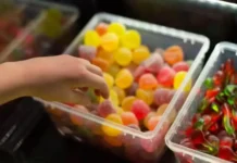 Menino de 9 anos vai para UTI após comer bala dada por estranho em shopping