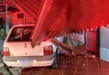 Motorista perde o controle e colide contra casa no bairro Cibrazem, em Videira