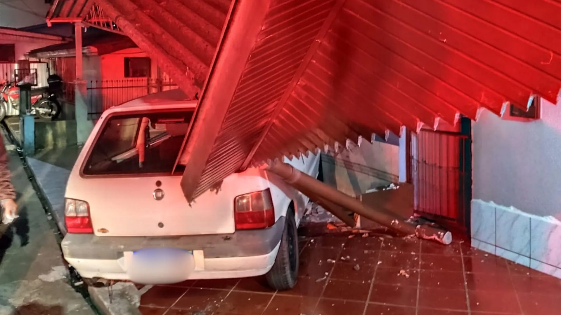 Motorista perde o controle e colide contra casa no bairro Cibrazem, em Videira