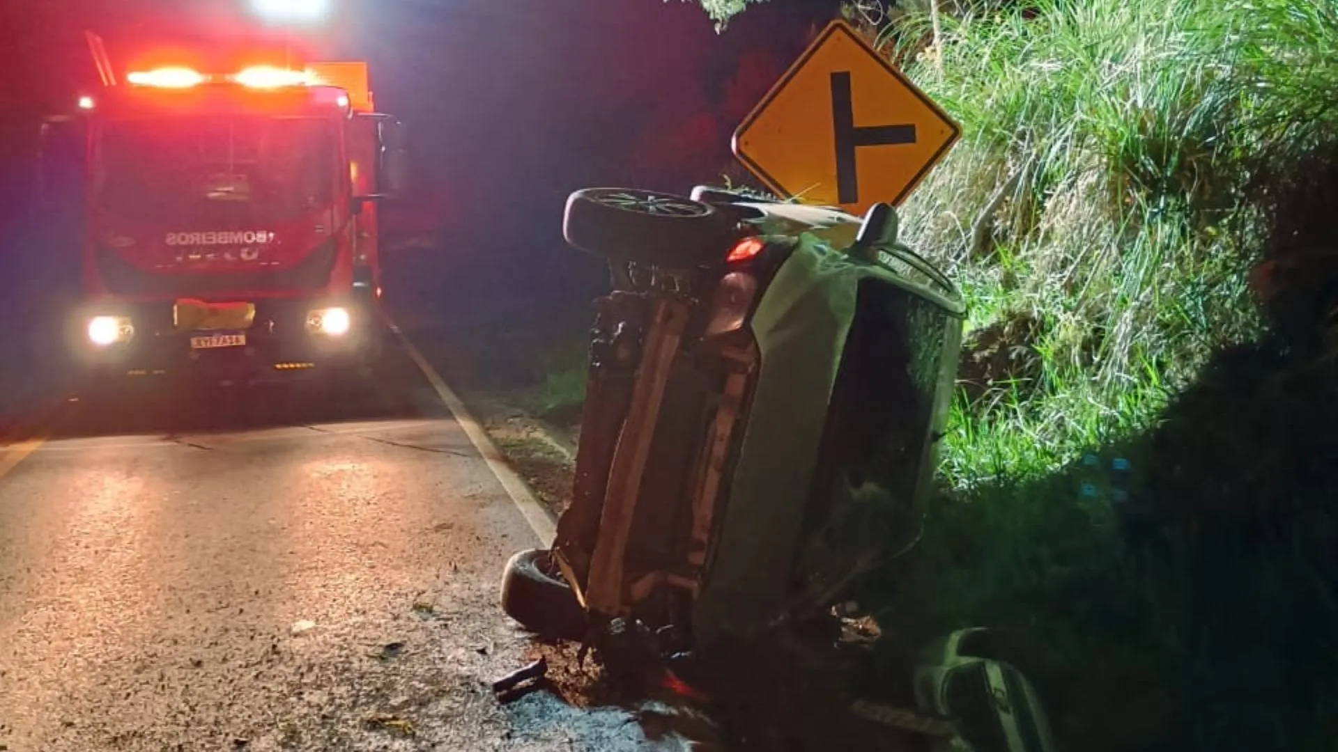 Motorista de 64 anos sobrevive após capotamento de veículo em Monte Carlo