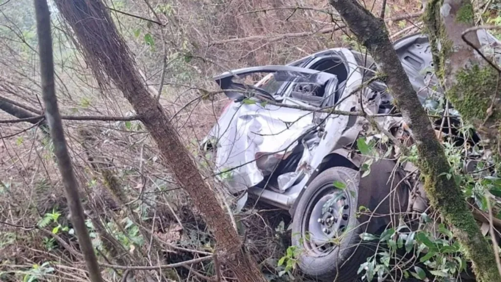 Capô abre e provoca acidente com motorista de aplicativo em Caçador