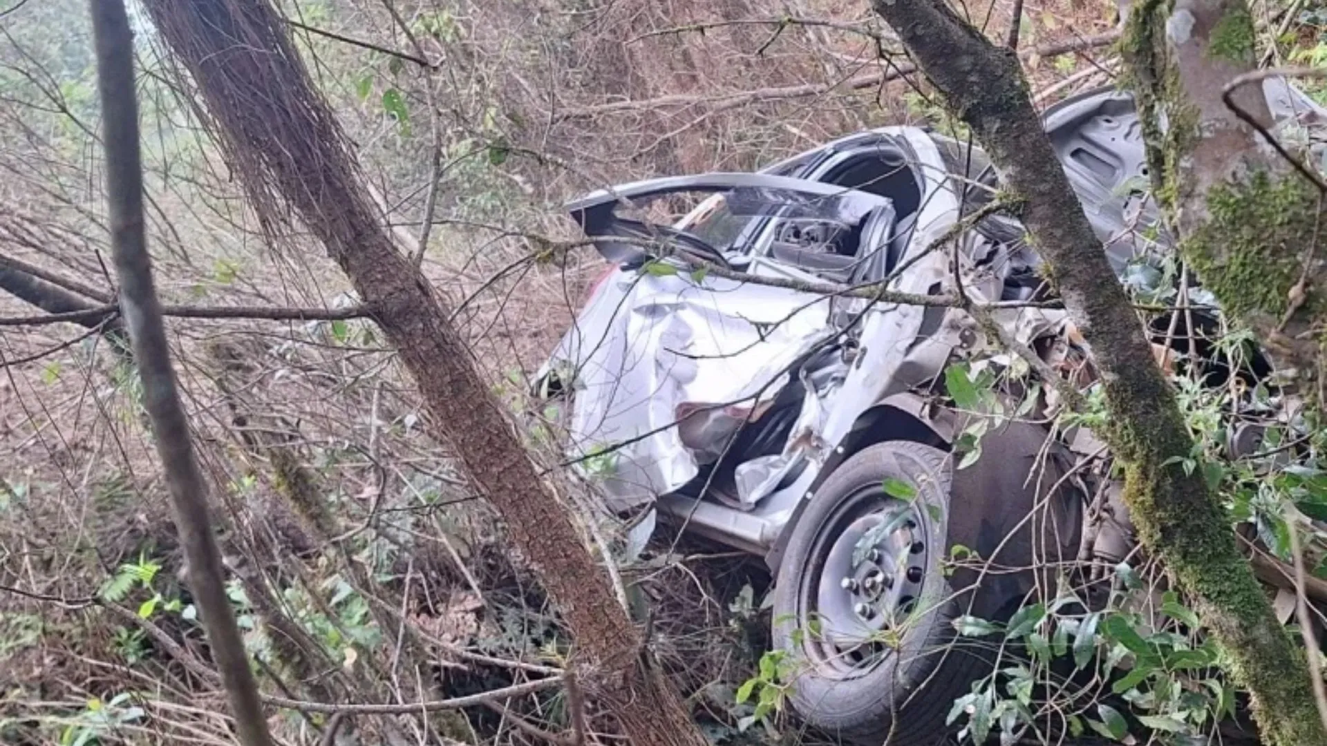 Capô abre e provoca acidente com motorista de aplicativo em Caçador