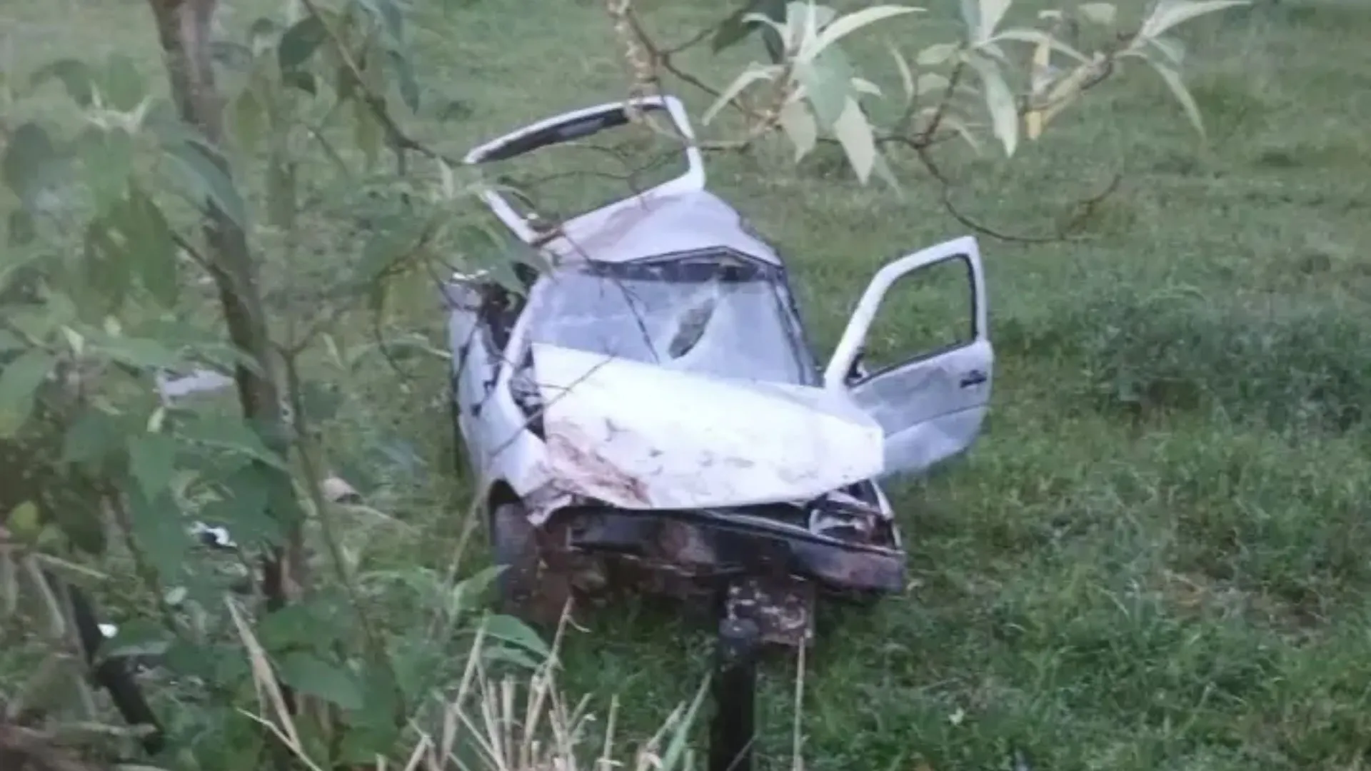 Carro com placa de Caçador capota e jovem fica ferido em Água Doce