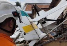 Avião monomotor cai sobre casa em Goiânia; piloto fica ferido