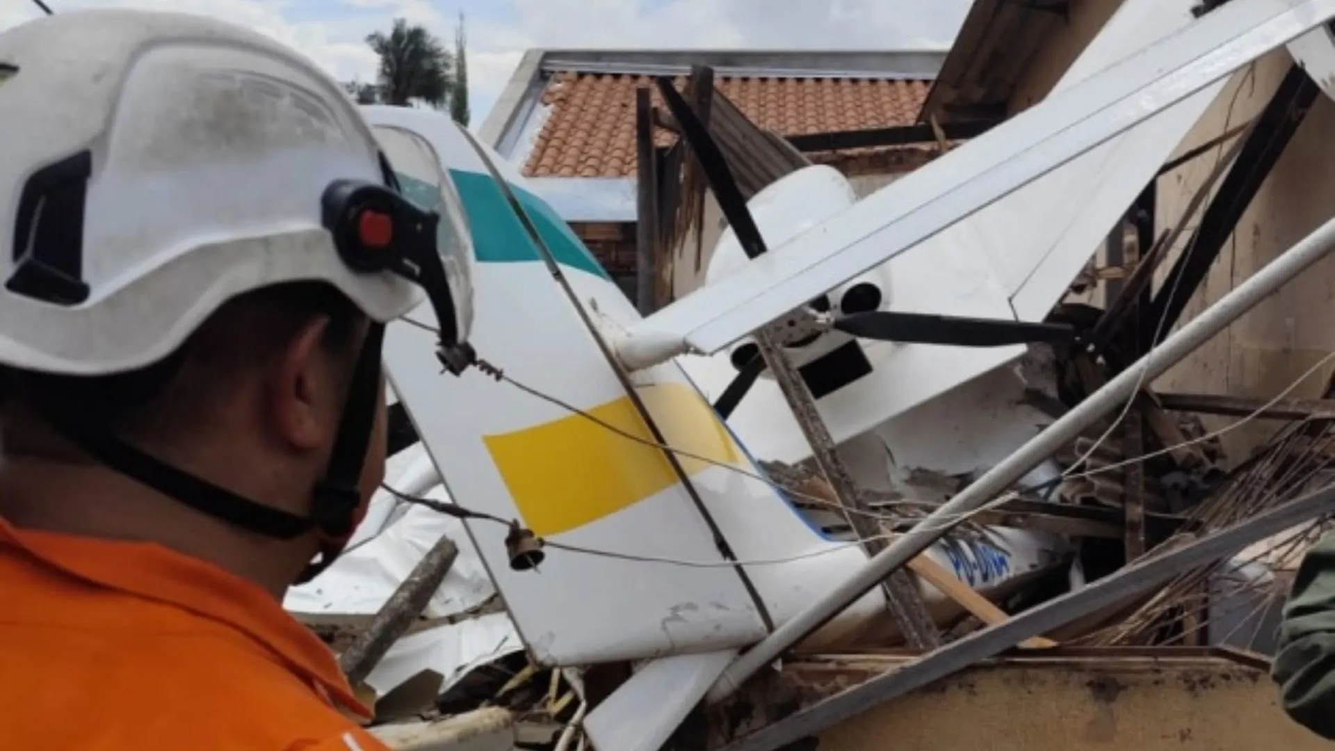 Avião monomotor cai sobre casa e destrói imóvel em Goiânia