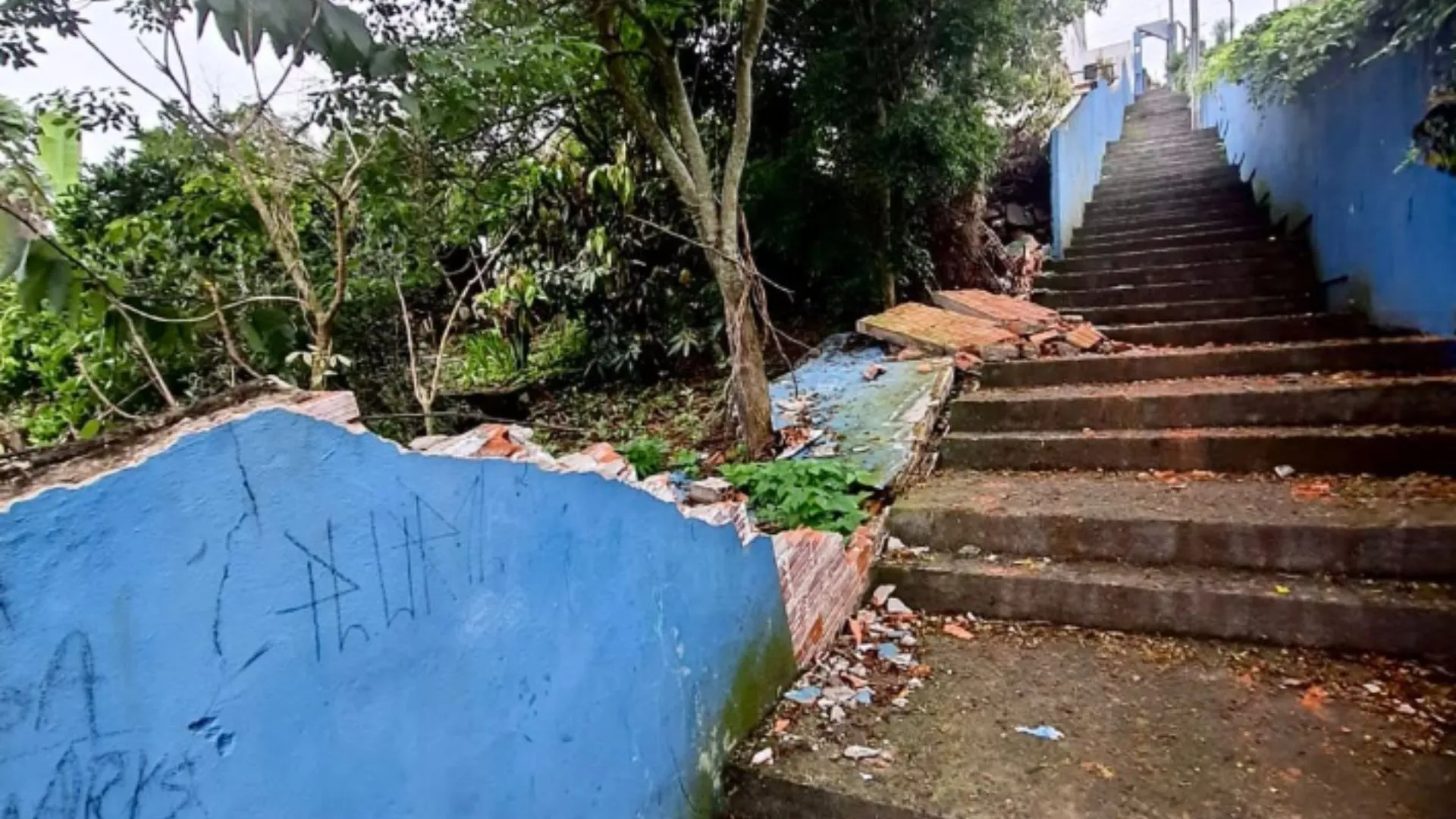 Obras de reconstrução interditam escadaria no centro de Videira