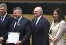 Médico de Videira recebe homenagem da Alesc por destaque na medicina catarinense