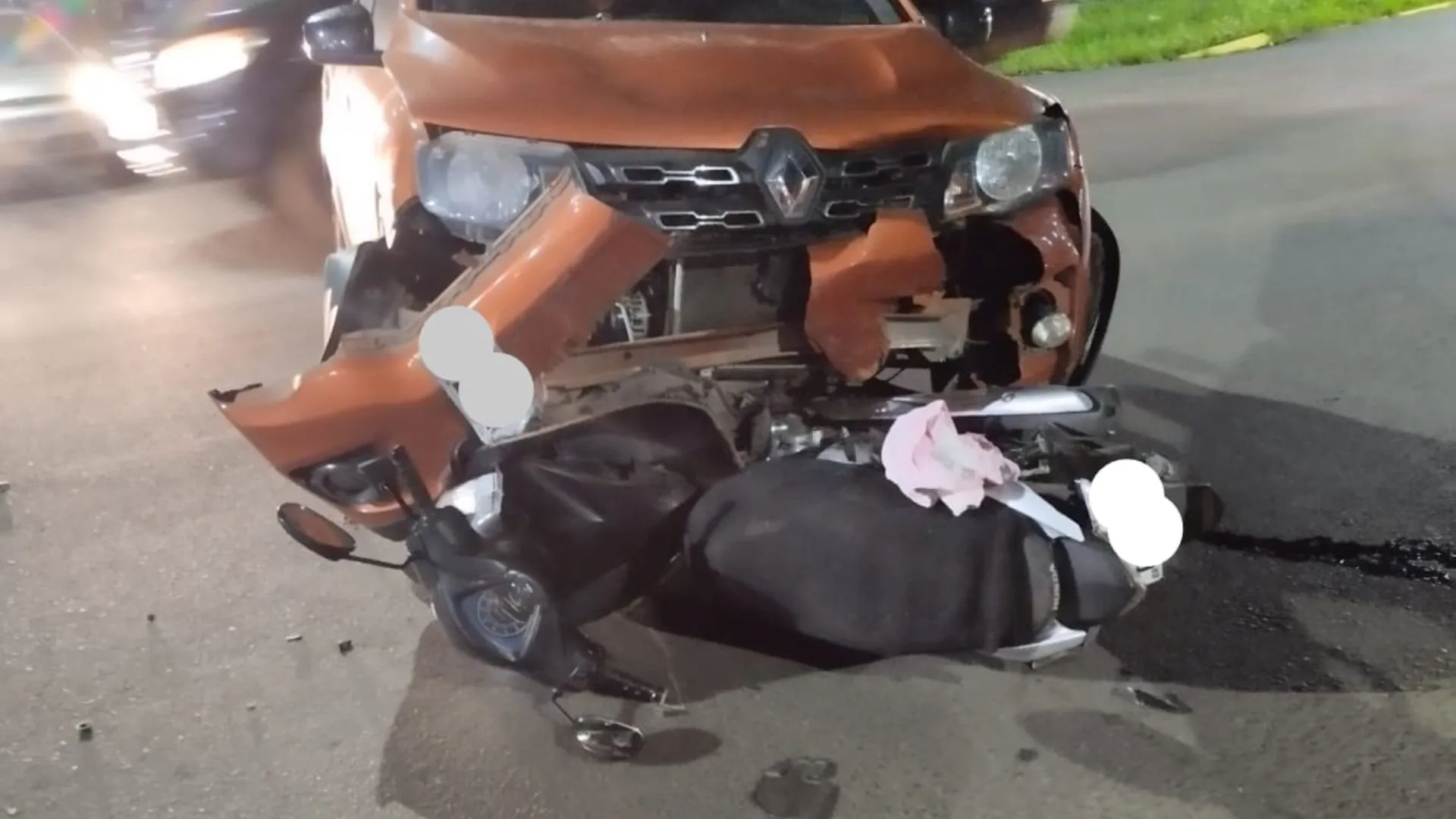 Jovem motociclista fica ferida após acidente no centro de Curitibanos
