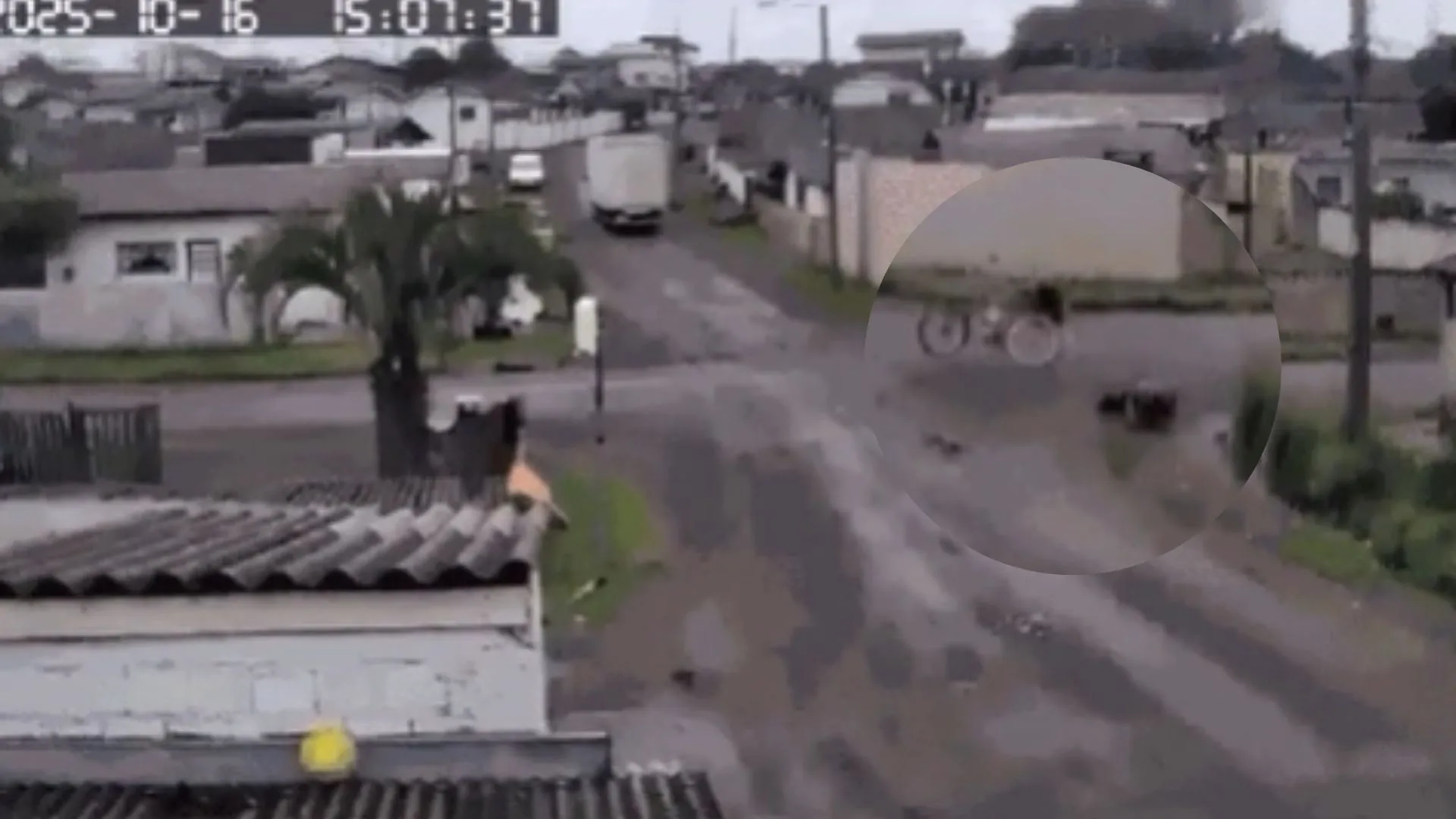 Idoso é arremessado após bicicleta ficar presa em fio e ser puxada por caminhão