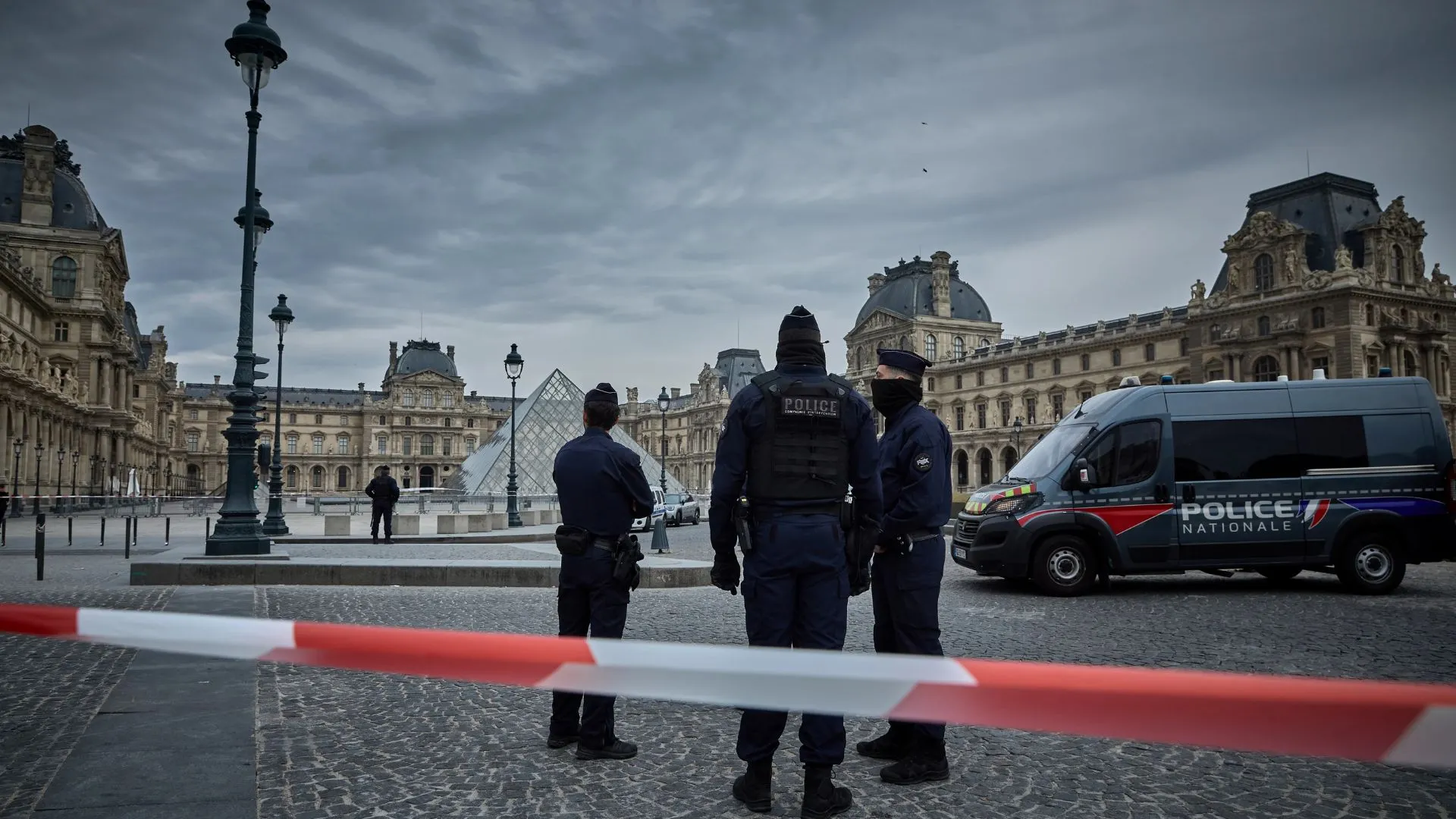 O que se sabe sobre o roubo ao Museu do Louvre