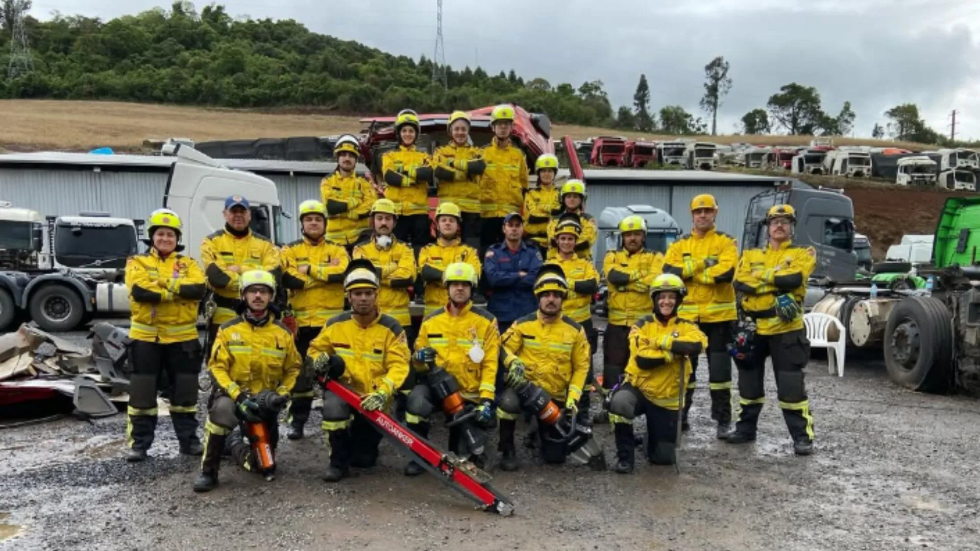 Bombeiros do Meio-Oeste fazem simulado de resgate com veículos pesados