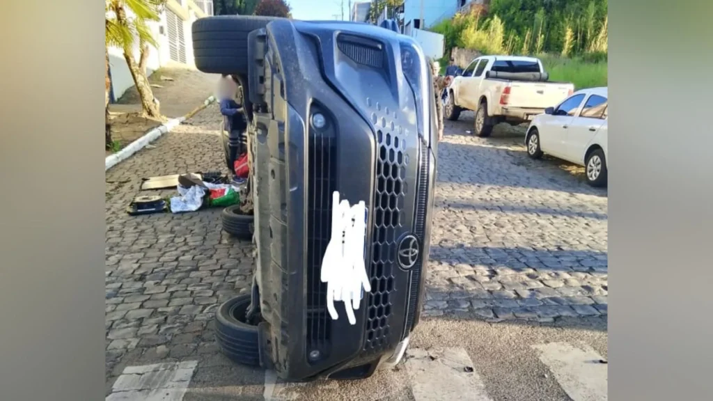 Colisão entre dois Corollas deixa duas mulheres feridas