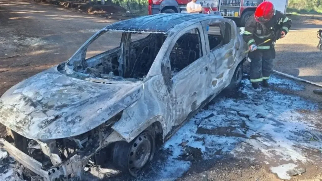 Veículo é completamente destruído pelo fogo em rodovia de Caçador