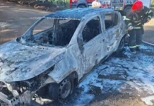 Veículo é completamente destruído pelo fogo em rodovia de Caçador