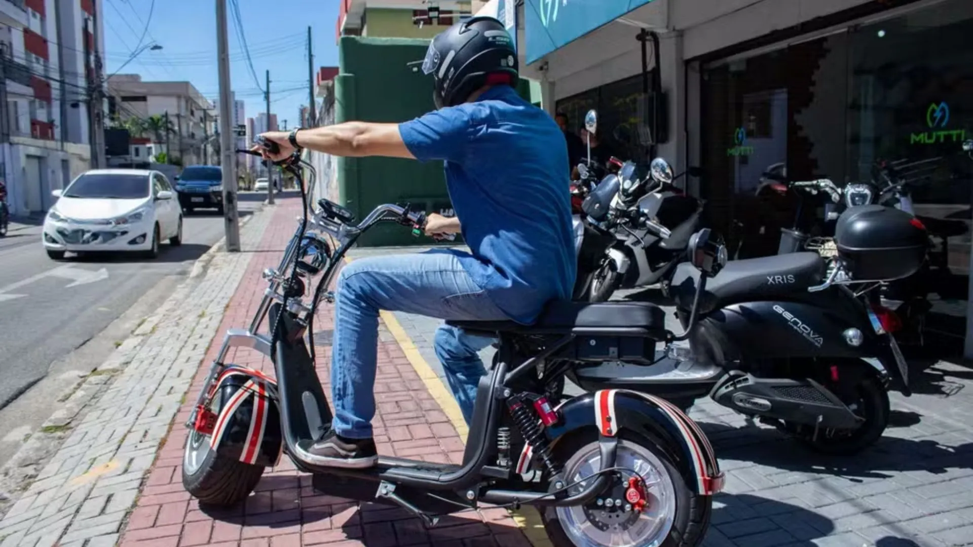 A partir de 2026, ciclomotores terão que ter placa, habilitação e capacete