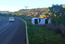 Carro sai da pista e capota na manhã desta quinta-feira em Rio das Antas