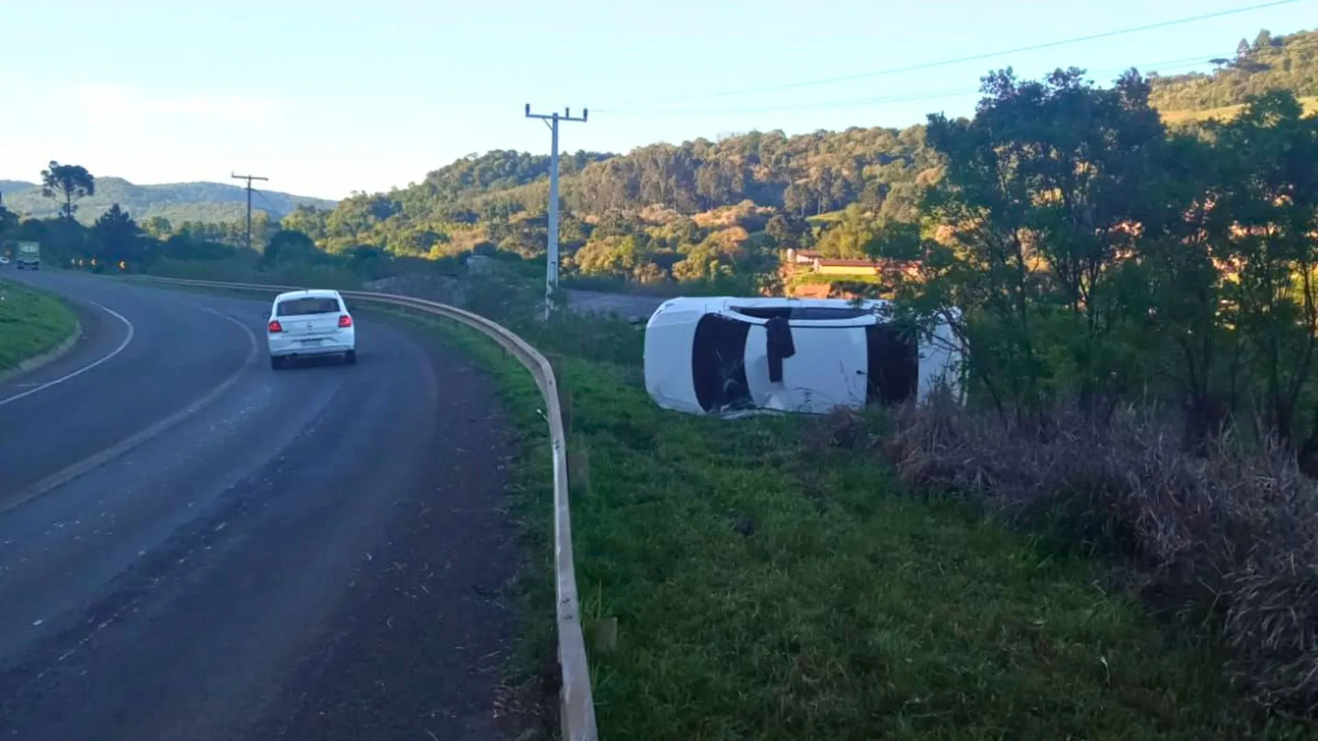 Carro sai da pista e capota na manhã desta quinta-feira em Rio das Antas
