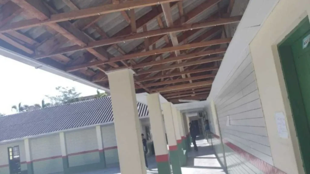 Homem em surto invade escola em SC e gera pânico entre alunos e professores