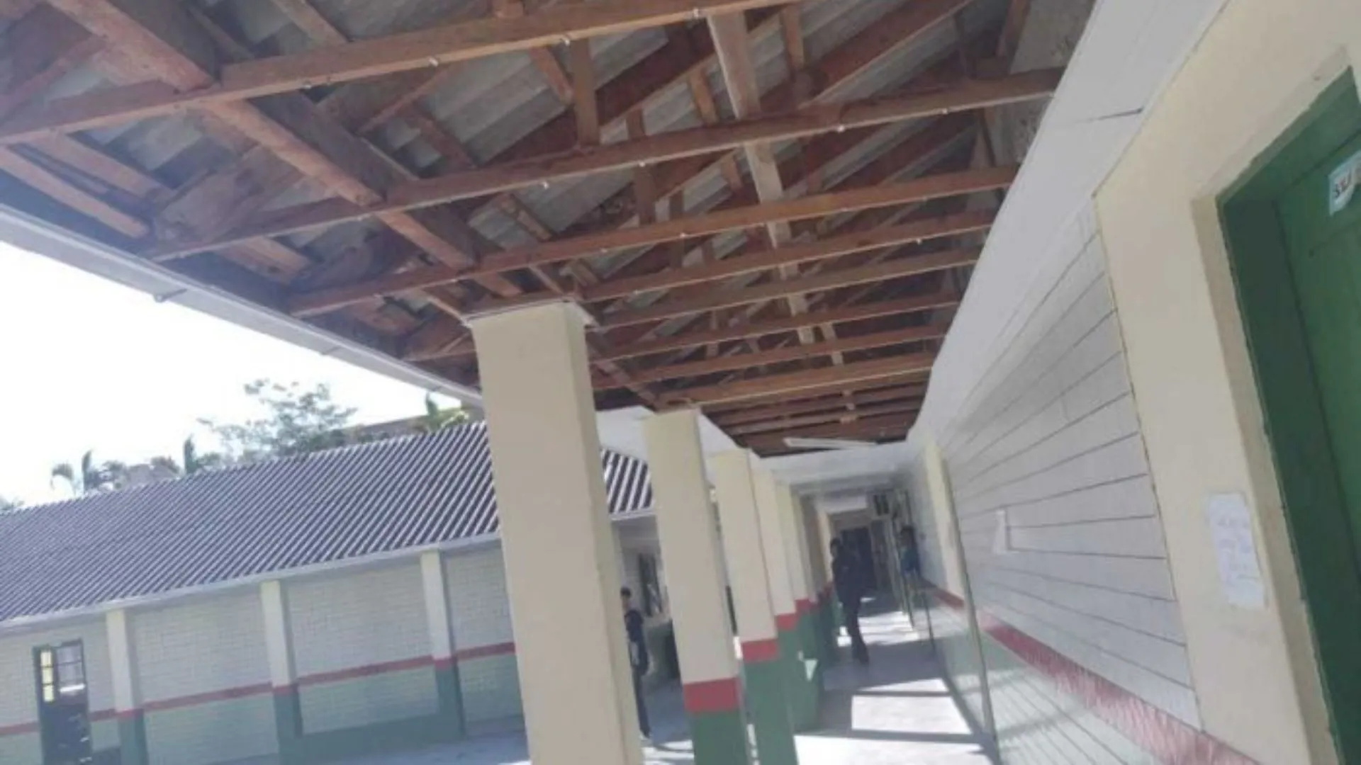 Homem em surto invade escola em SC e gera pânico entre alunos e professores