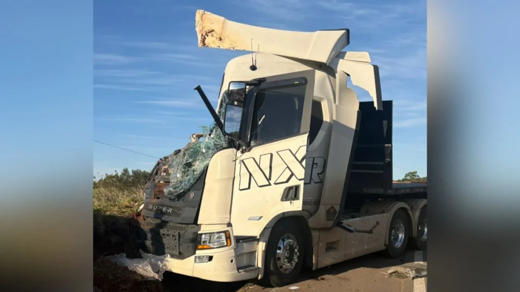 Mulher fica presa nas ferragens após tombar carreta em Curitibanos