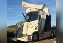 Mulher fica presa nas ferragens após tombar carreta em Curitibanos