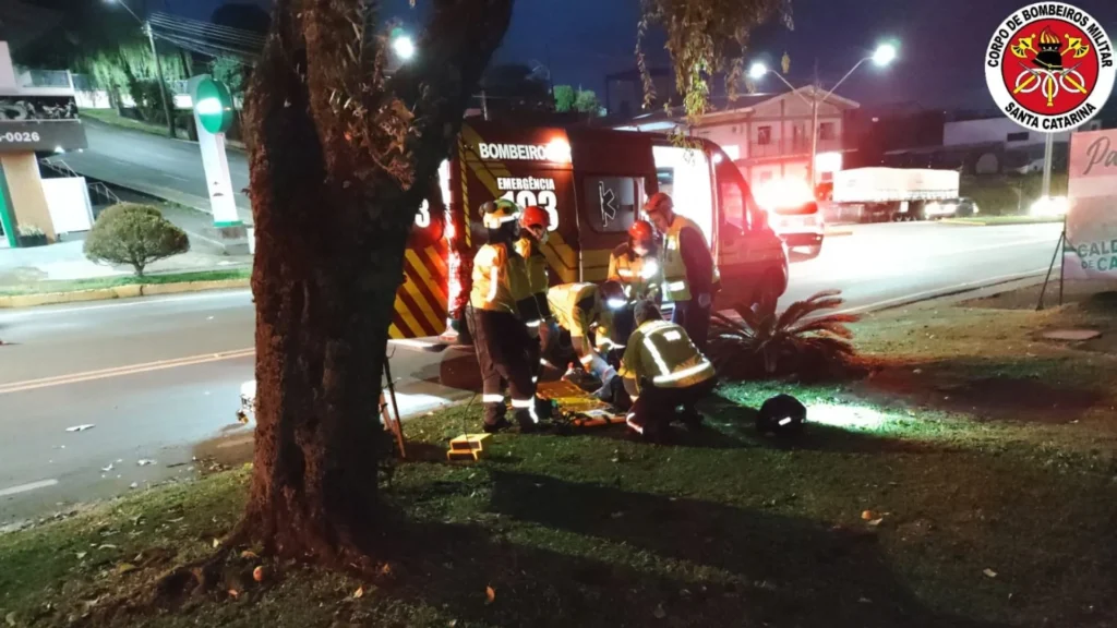 Motociclista é levado ao hospital após acidente em Fraiburgo