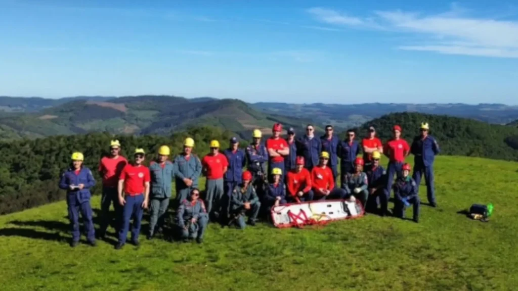 Treinamento de salvamento em altura capacita 21 bombeiros de toda a região em Tangará