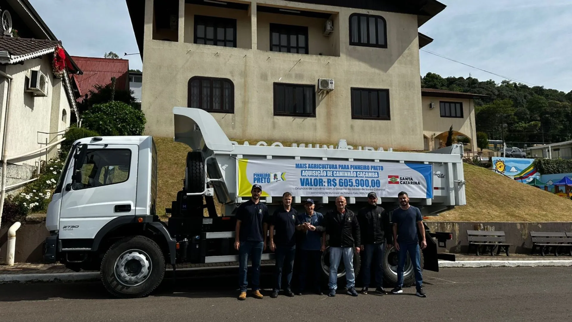 Caminhão caçamba reforça obras e serviços em Pinheiro Preto