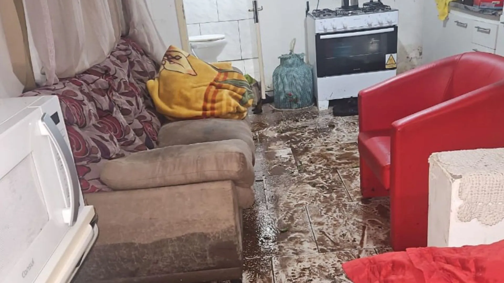 Mais de 30 casas são afetadas por enxurrada após fortes chuvas em Tangará