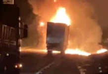 Acidente entre carretas causa incêndio e deixa motorista em estado grave