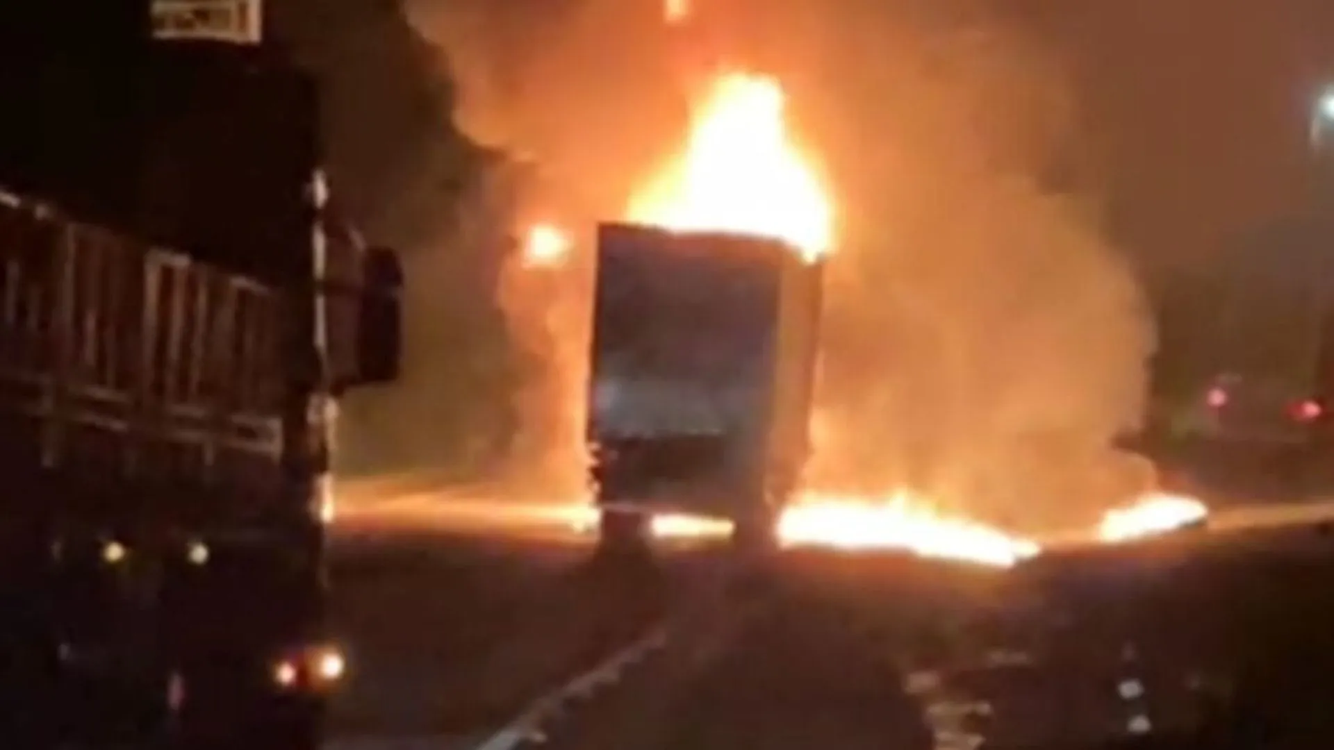 Carreta pega fogo após acidente entre carretas; motorista fica gravemente ferido Carreta pega fogo após acidente entre carretas; motorista fica gravemente ferido